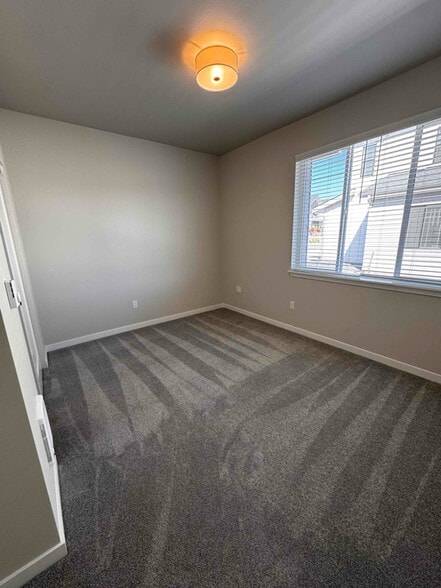 Building Photo - 966 E RR Ave