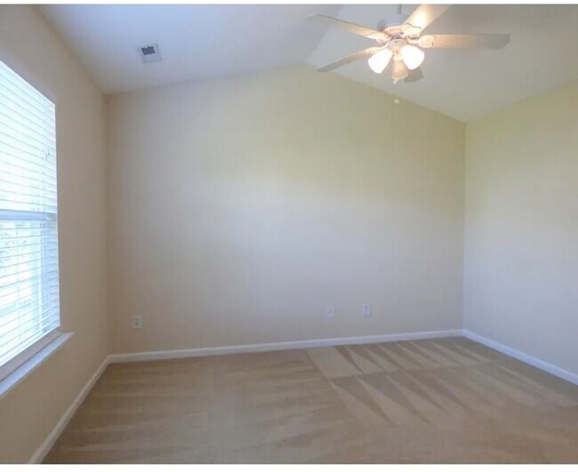 Building Photo - Charming 2BR Townhome in Charlotte