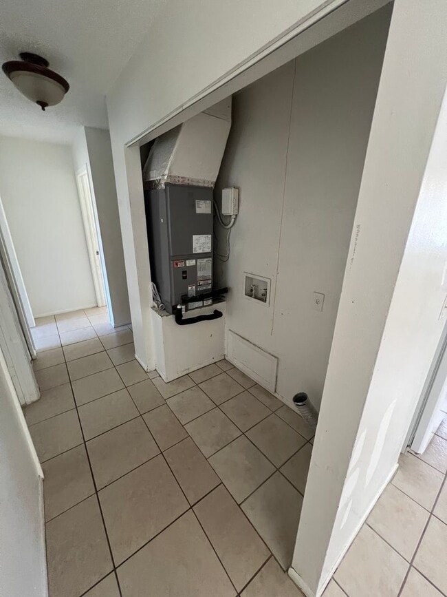 Building Photo - AVAIL 10/15 -- $1,250 ** Annual ** 3 Bed /...