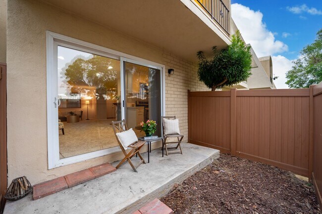Building Photo - Bryn Mawr 3+2 condo with community pool!