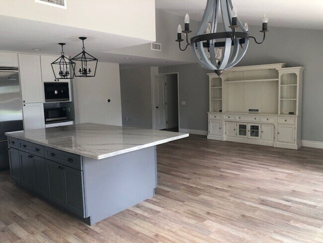 Building Photo - Beautiful Home Located in the very desirab...