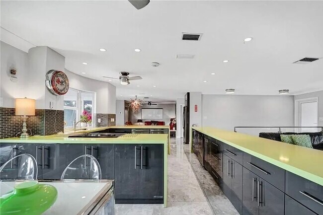 Building Photo - 2830 NE 55th St