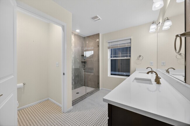 Building Photo - 221 S Quantock St