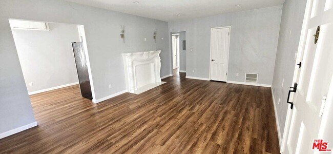 Building Photo - 158 S Elm Dr
