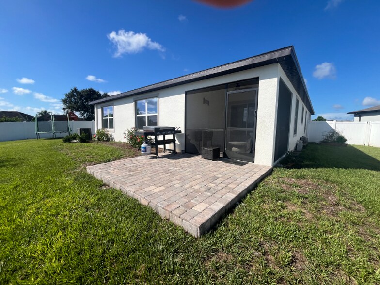 Building Photo - 471 Pine Tree Blvd