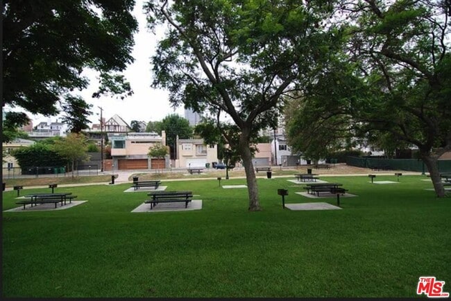 Building Photo - 474 S Roxbury Dr
