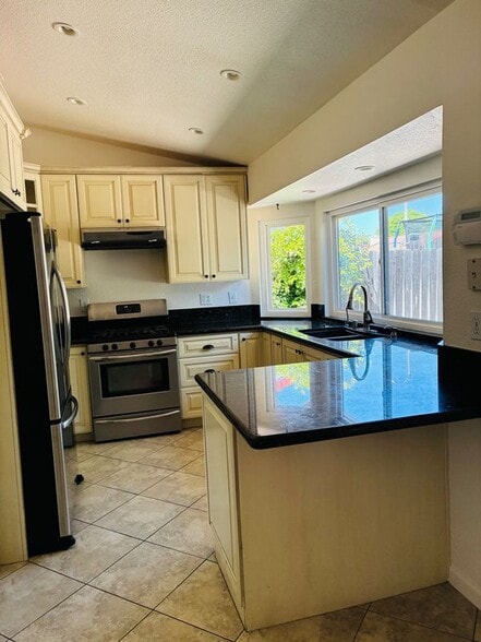 Building Photo - 45470 Clubhouse Dr