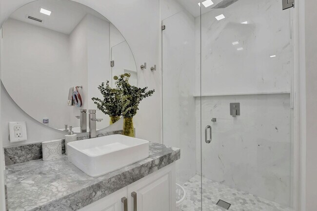 Building Photo - 10099 Canoe Brook Cir