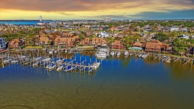 Building Photo - 727 Davis Rd