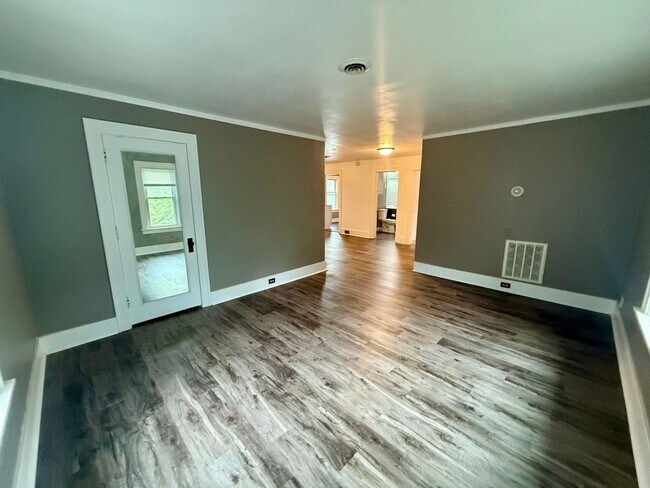 Building Photo - 214 Maple St