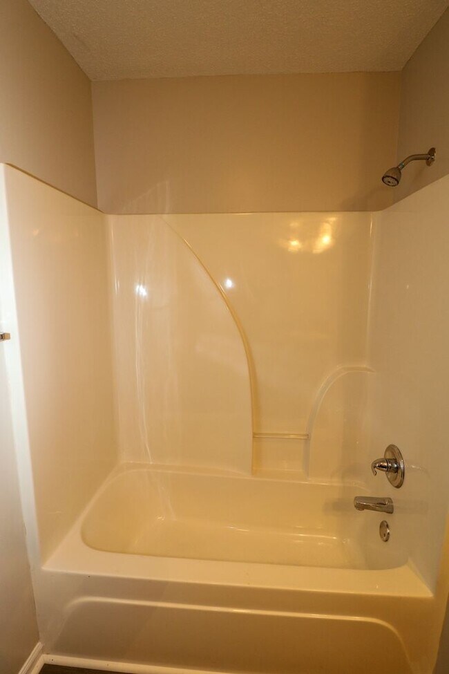 Building Photo - Lincoln Tri-Plex Upstairs Unit