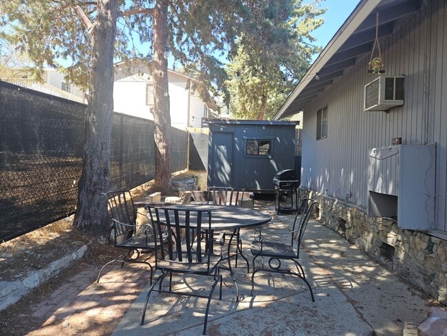 Building Photo - Spacious and Bright 2 Bed / 1 Bath with a ...