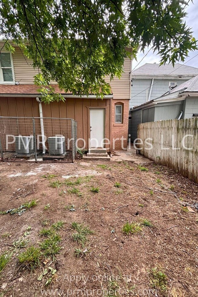 Building Photo - 916 S 18th St