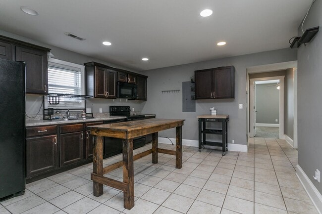 Building Photo - Available for Short Term from Now until July 15, 2026 - Inquire about discounted rate!