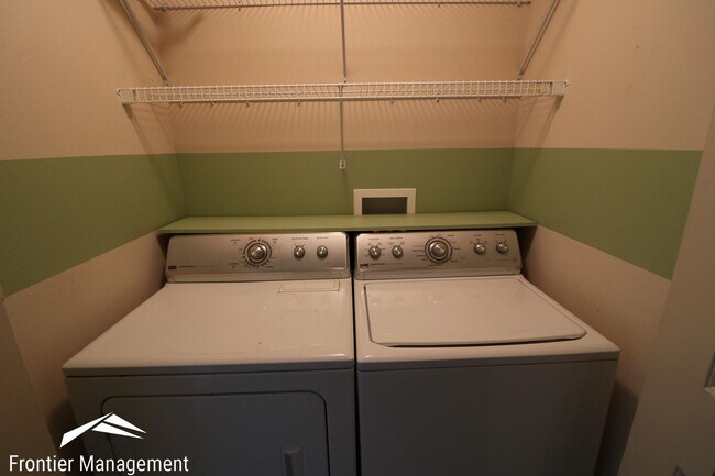 Building Photo - Gorgeous Duplex with Amazing View Off of Scenic Drive!