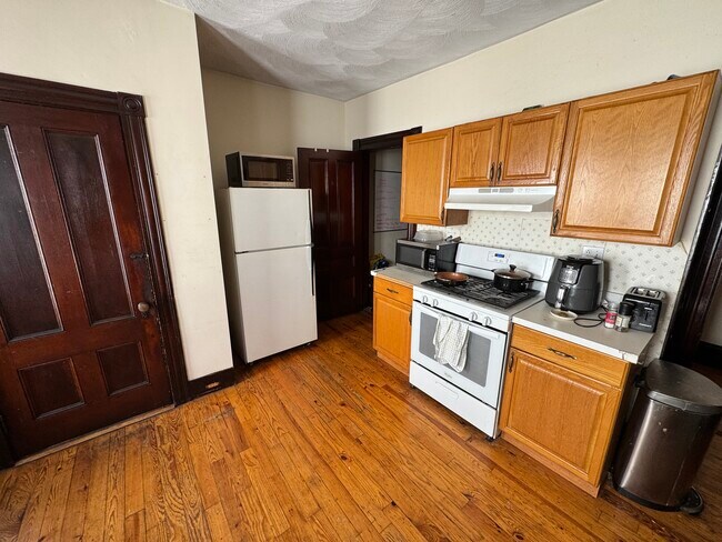 Building Photo - 211 Holland St