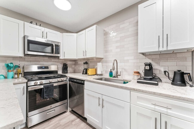 Building Photo - 1211 W 8th St