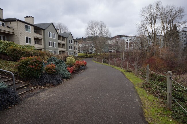 Building Photo - S. Landing 2 bedroom condo with Willamette...