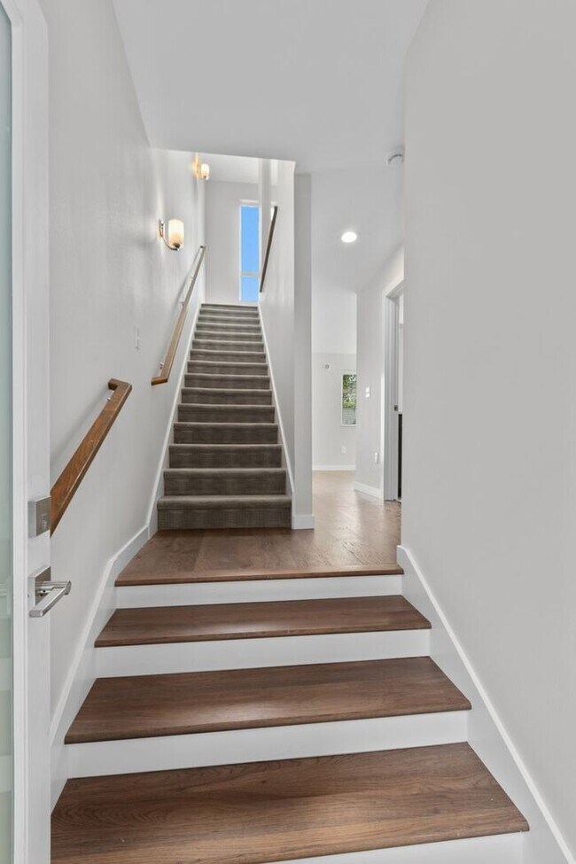 Building Photo - Trendy West Seattle Townhome w/Air Conditi...