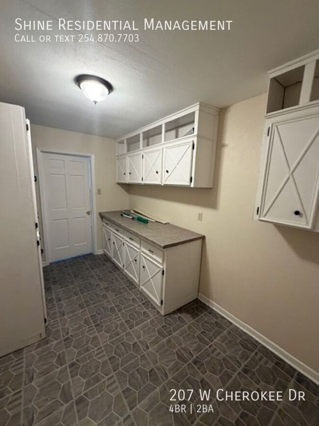 Building Photo - 207 W Cherokee Dr