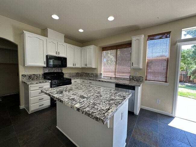 Building Photo - Beautiful 3 bedroom, 2.5 bath two story home