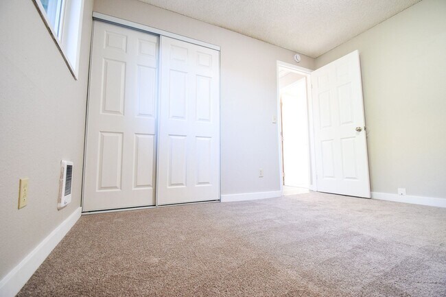 Building Photo - Newly Updated Single Level 2 Bedroom Apt in SE Portland!