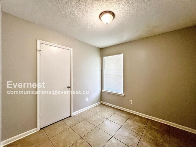 Building Photo - 922 Woodburne Pl