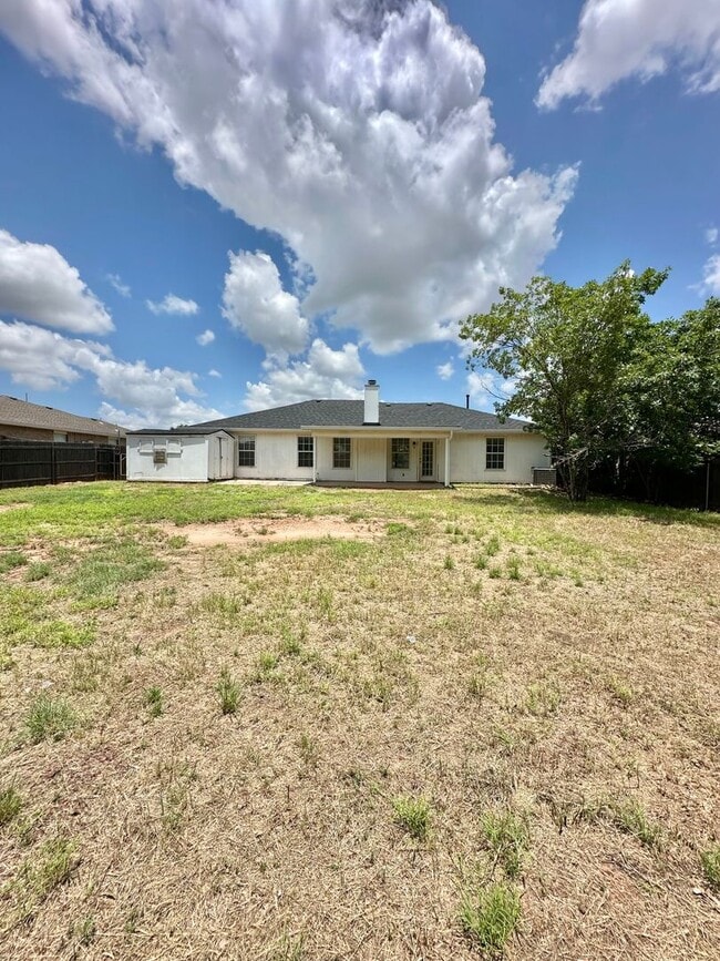 Building Photo - Move in Ready... Charming Home In The Bluf...