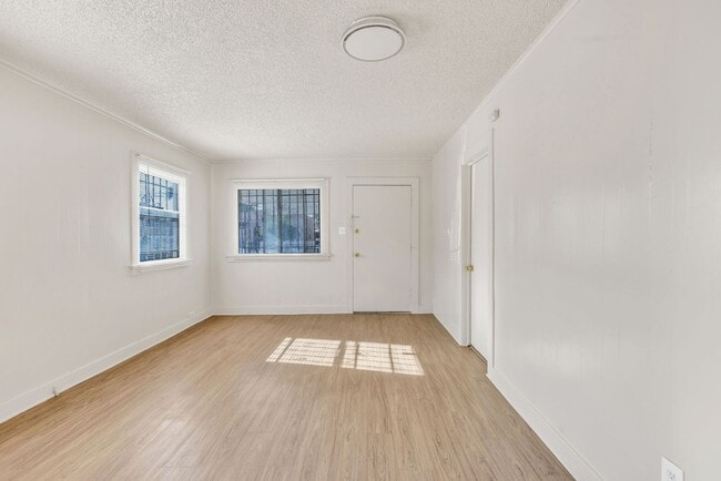 Building Photo - MODERN 2BED/1BATH APARTMENT WITH WASHER/DR...