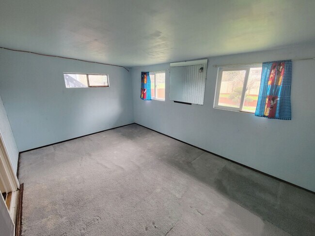 Building Photo - 899 S 86th St