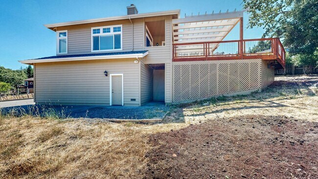 Building Photo - Gorgeous Home with private yards, large de...