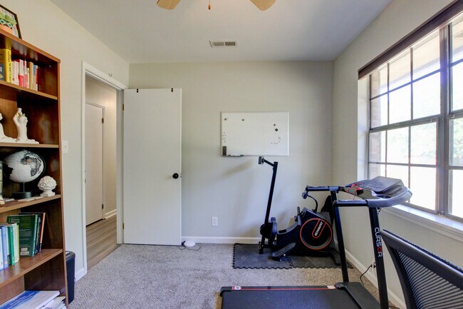 Building Photo - 554 Roselawn Dr