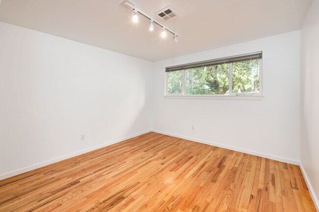 Building Photo - Downtown Bainrbidge Rental -  1/2 Off June...
