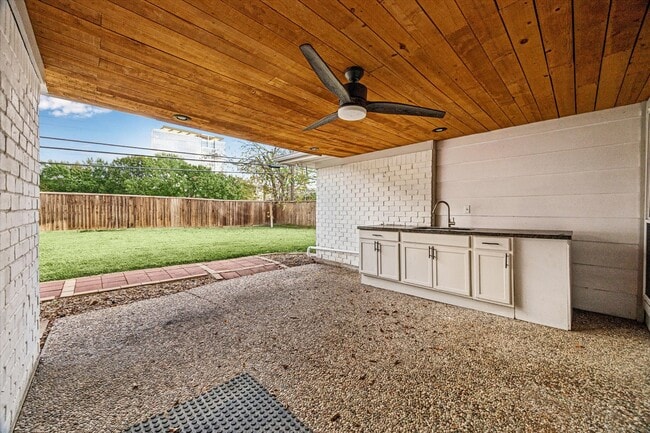 Building Photo - 2127 Blue Willow Dr