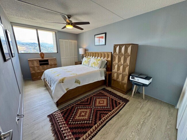 Building Photo - Renovated 1 bedroom with 1 parking at Roya...