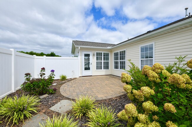 Building Photo - Nice and clean townhome in Colfax