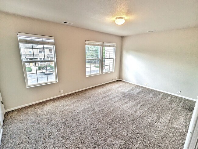 Building Photo - 2 Bedroom 2.5 Bath Townhome