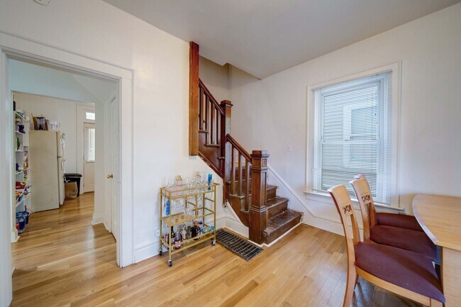 Building Photo - Ultimate 6-Bedroom House with Spacious Liv...