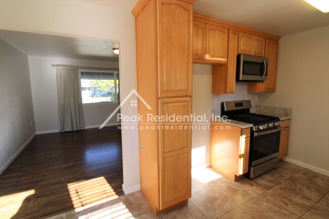 Building Photo - Updated 2bd/1ba Orangevale Duplex with Gar...