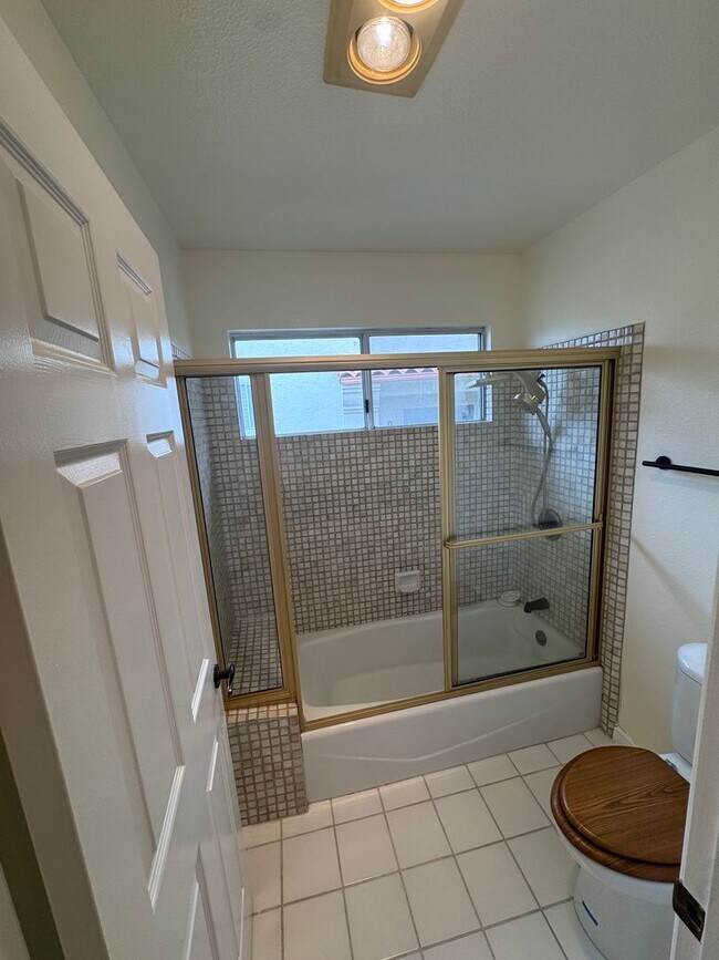 Building Photo - Spacious La Jolla Home in Gated Community
