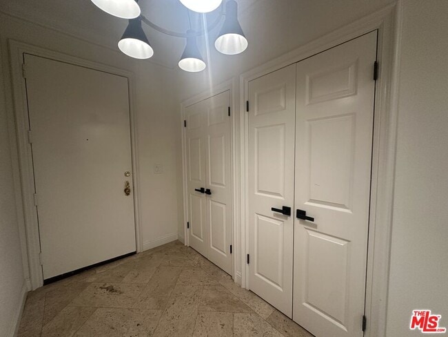 Building Photo - 324 N Palm Dr