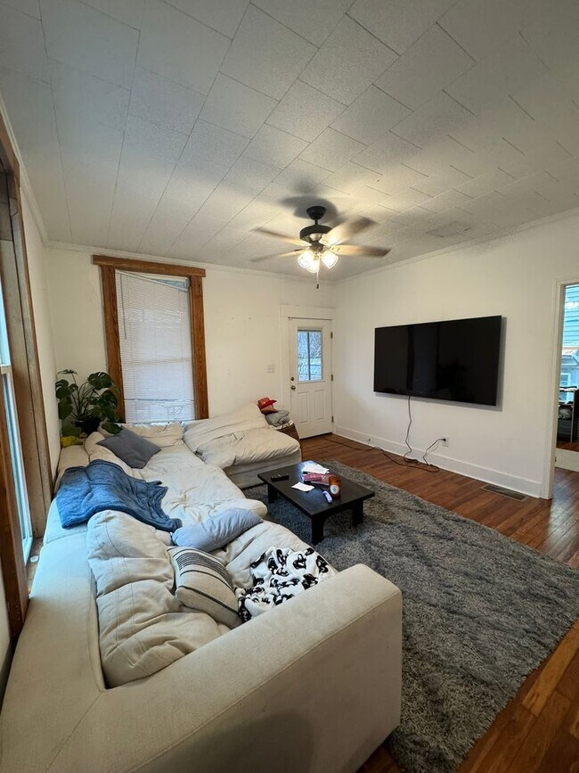 Building Photo - SHORT DISTANCE TO DOWNTOWN AND SANFORD STADIUM