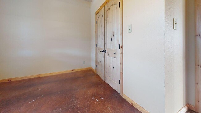 Building Photo - 12748 NE Wolf Rd