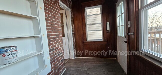 Building Photo - 1037 E 4th St