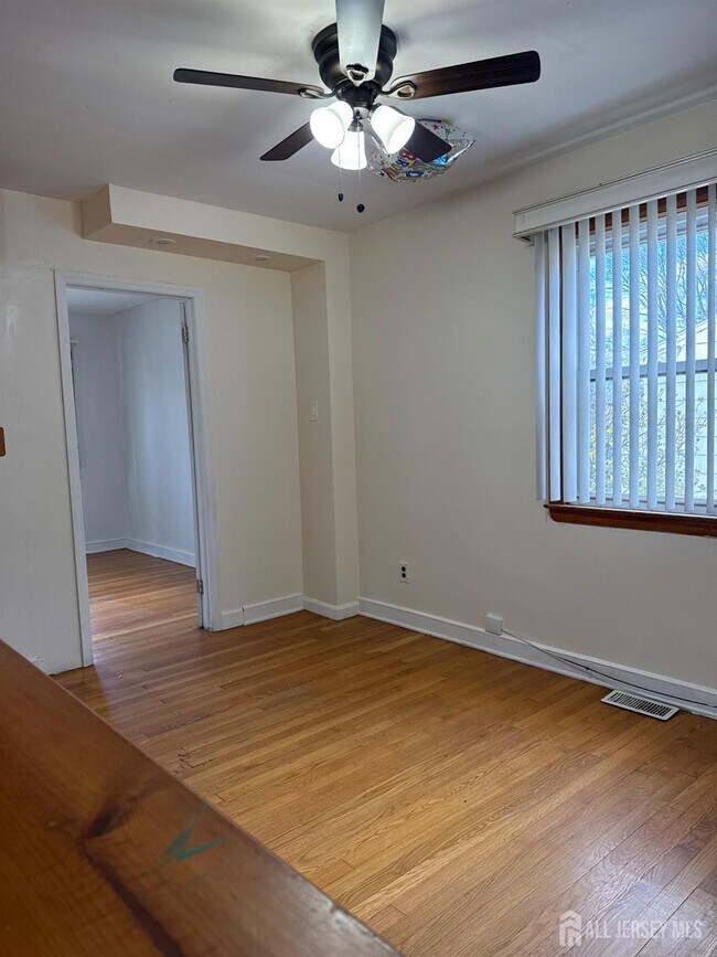 Building Photo - 355 Metlars Ln