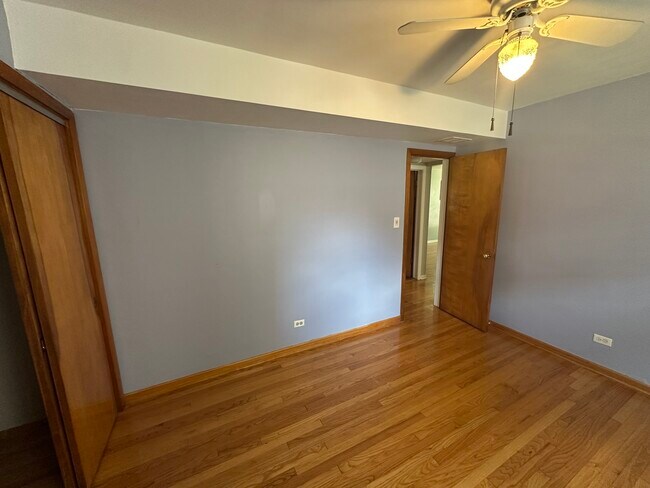 Building Photo - 2023 W Balmoral Ave