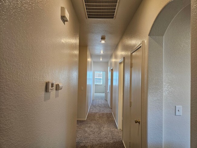 Building Photo - 3 bedroom single story in Manteca!