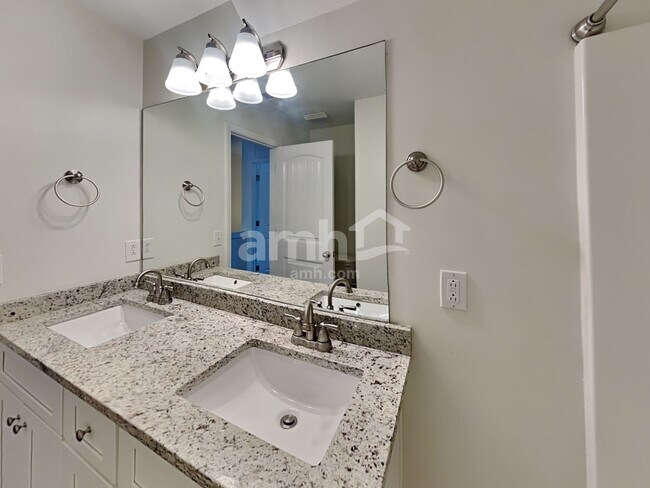 Building Photo - 3318 Diamond Ct