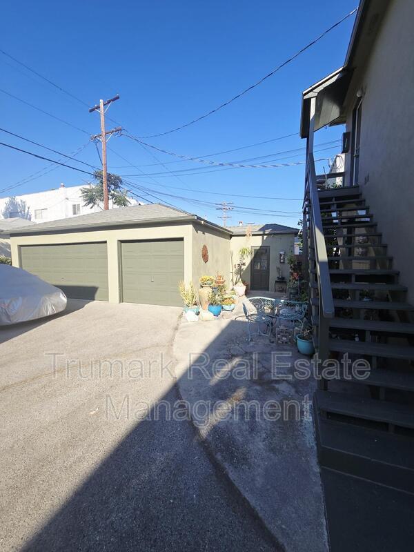 Building Photo - 649 W Glenoaks Blvd