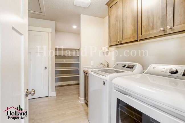 Building Photo - Beautiful 4-bedroom, 3-bathroom residence in desirable Hillsboro, OR.